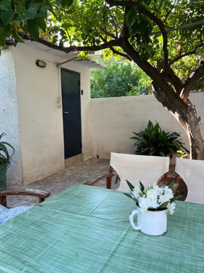 Cosy Guesthouse-Souterrain With Garden In City Center Corinth ภายนอก รูปภาพ