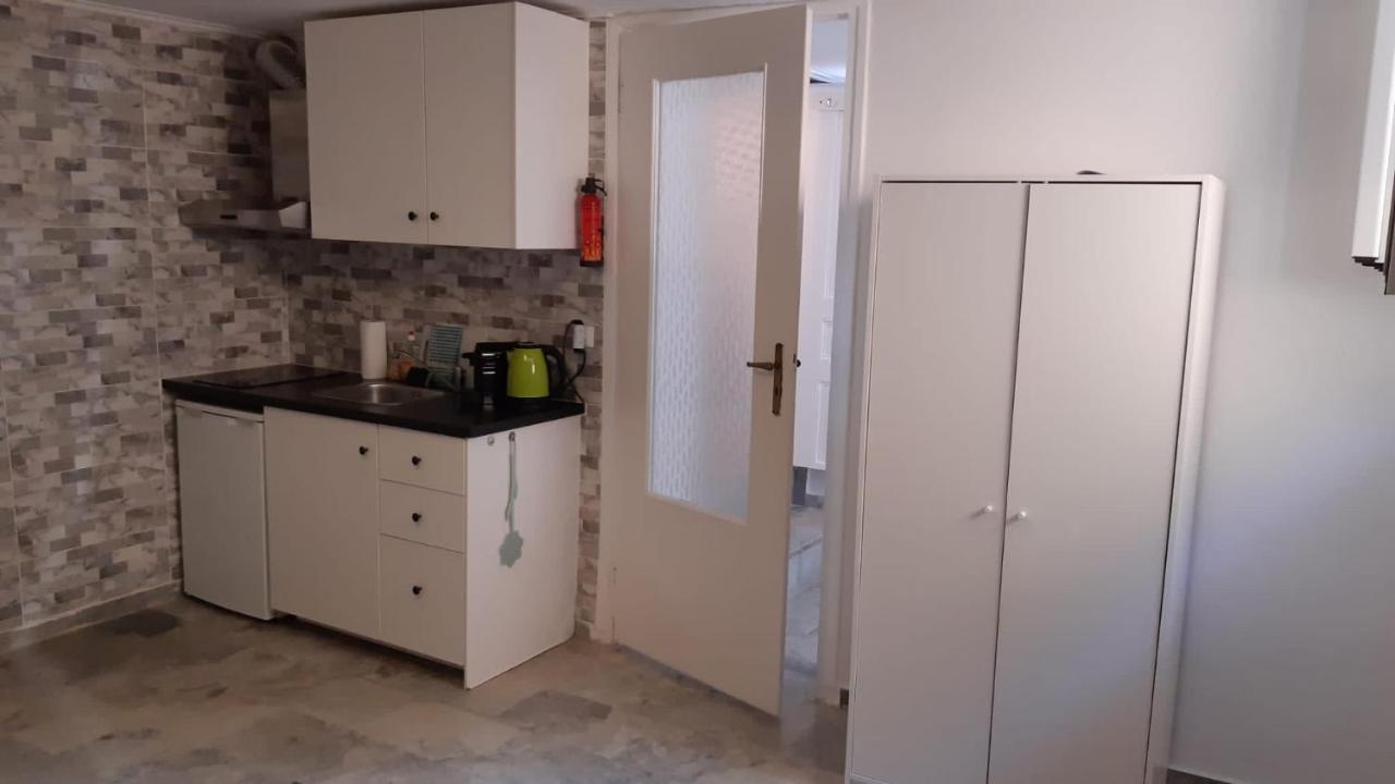 Cosy Guesthouse-Souterrain With Garden In City Center Corinth ภายนอก รูปภาพ