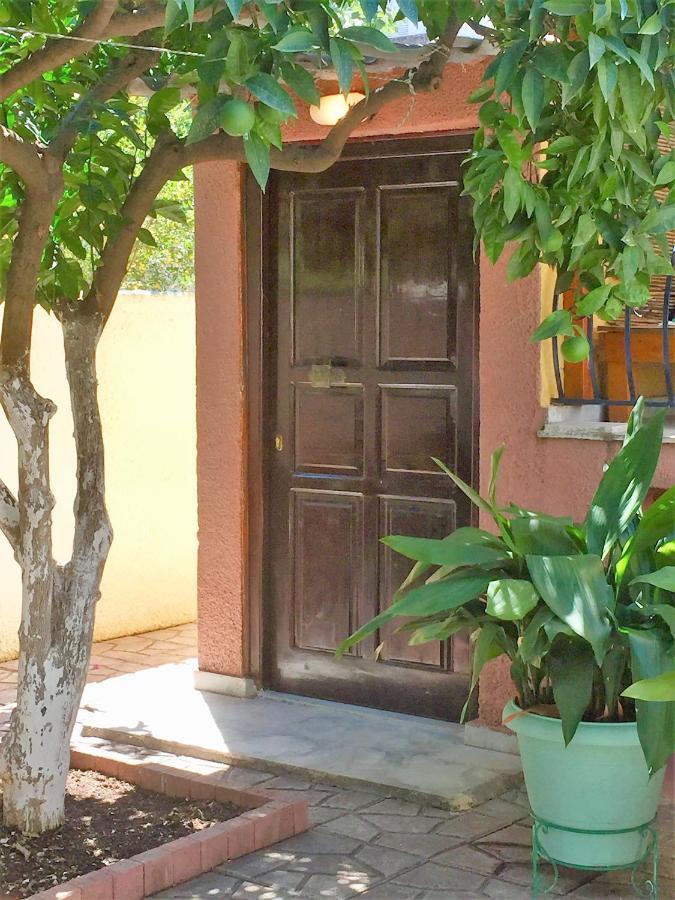 Cosy Guesthouse-Souterrain With Garden In City Center Corinth ภายนอก รูปภาพ